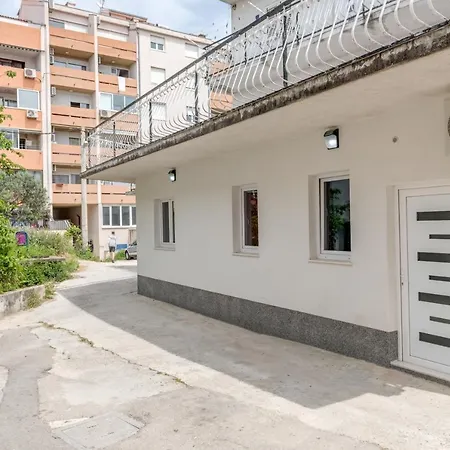 Апартаменты Andela 2bdrs & Free Wifi