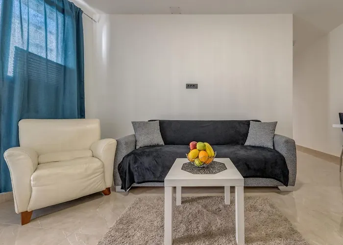 Апартаменты Andela 2bdrs & Free Wifi *