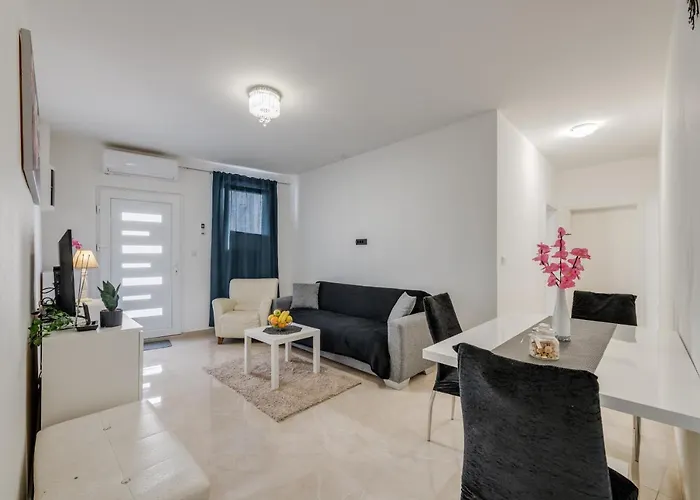 Andela 2bdrs & Free Wifi * Сплит