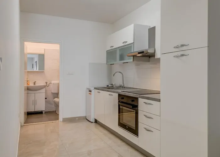 Апартаменты Andela 2bdrs & Free Wifi *