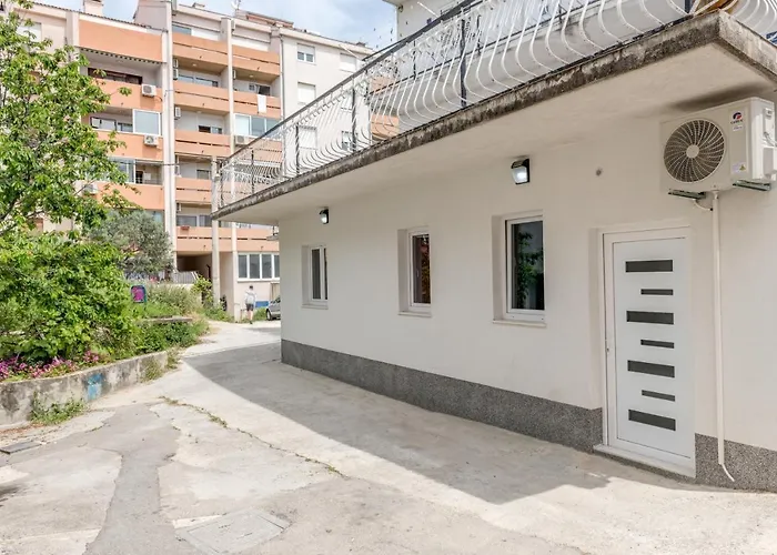 Апартаменты Andela 2bdrs & Free Wifi