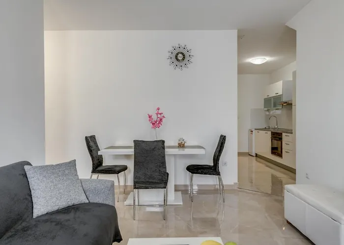 Andela 2bdrs & Free Wifi Сплит