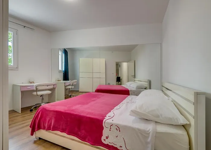 Andela 2bdrs & Free Wifi Сплит