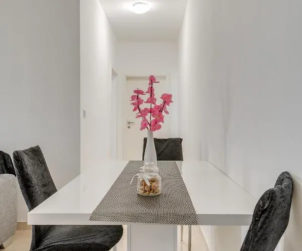 Andela 2bdrs & Free Wifi