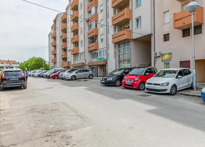 Andela 2bdrs & Free Wifi Апартаменты